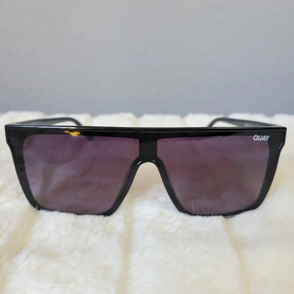 QUAY // ltd ed flat top black frames & arms flush smoke lens shield sunglasses